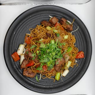 V9 Bò Lúc Lắc Xào Mì - Shaken Beef with Egg Noodles