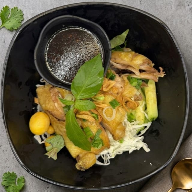 V10 Phở Trộn Đùi Gà Da Giòn - Dry Rice Noodle with Fried Chicken Quarter Leg.